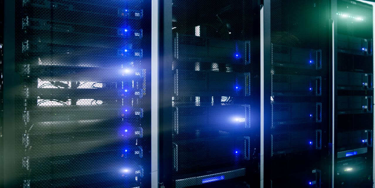 Featured image for Snowflake Stock Faces Growth Concerns and Downgrades.