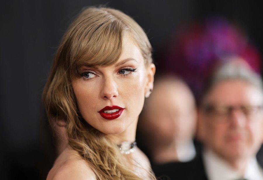 Featured image for Taylor Swift's Enigmatic 'Error 321' Mural Unveiled in Chicago