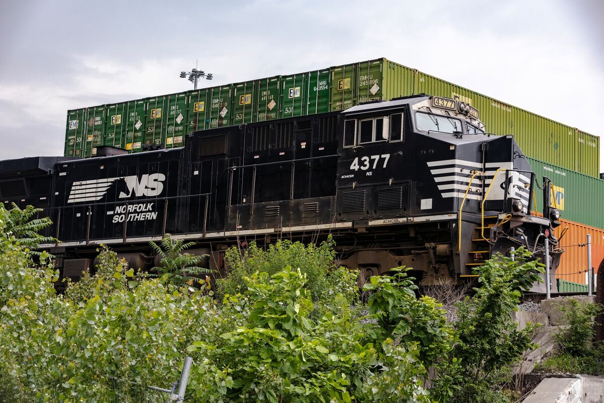 Featured image for Union Pacific Nears Deal to Acquire Norfolk Southern in Major Railroad Merger