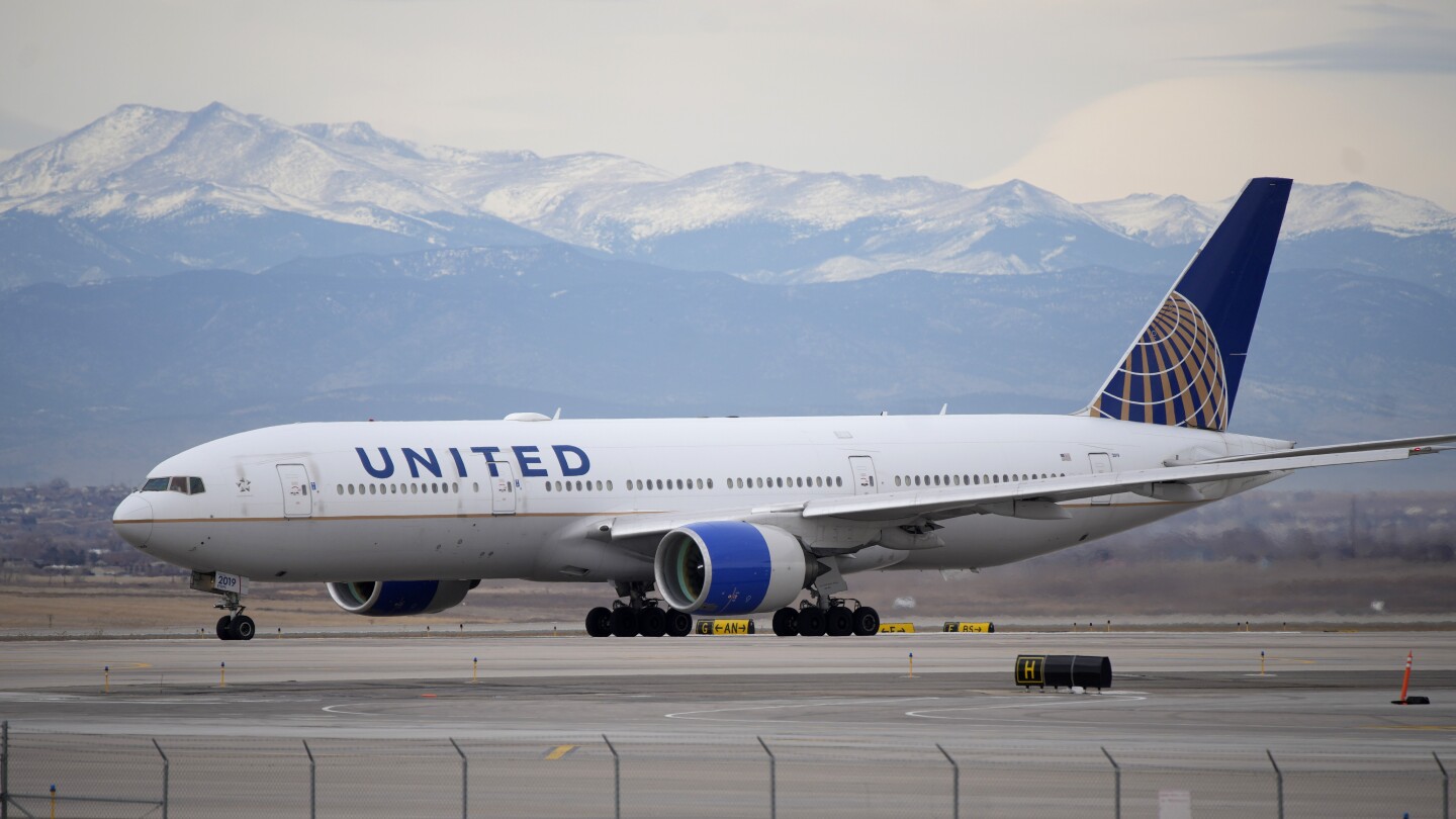 "Pilot Miscommunication Leads to United Plane's Near-Disastrous Descent"