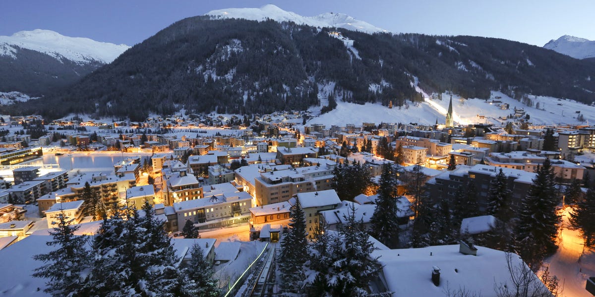 Featured image for "Rich and Frustrated: Davos' Long Lines Ruffle Wealthy Attendees"