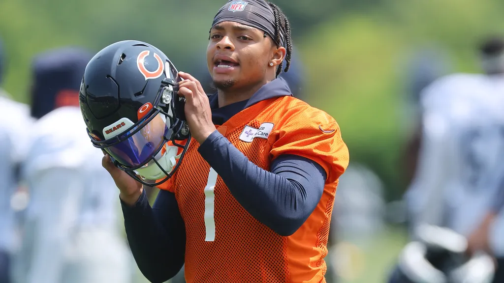 Featured image for Chicago Bears minicamp highlights: Justin Fields shines, Teven Jenkins adjusts, and more.