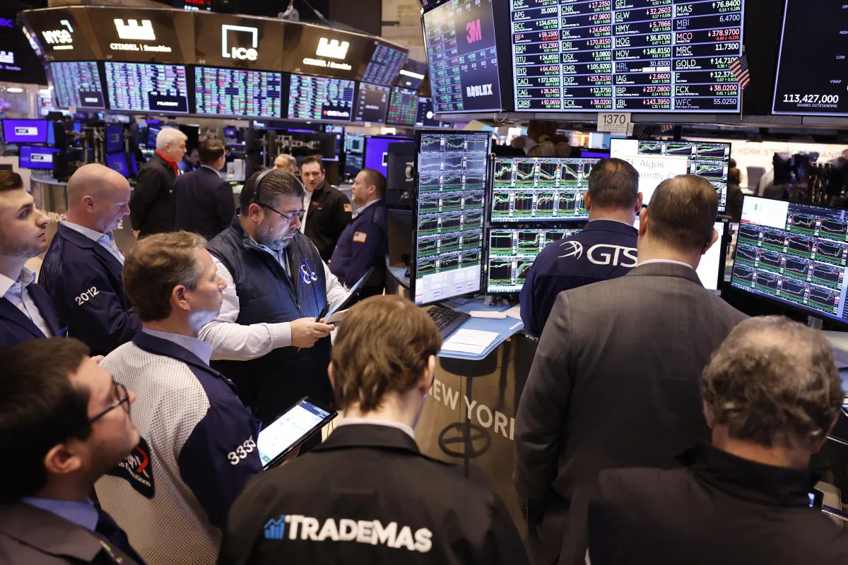"US Stocks Stall as Fed Decision Looms, Biden Announces $8.5 Billion Investment in Intel's Chip Plants"