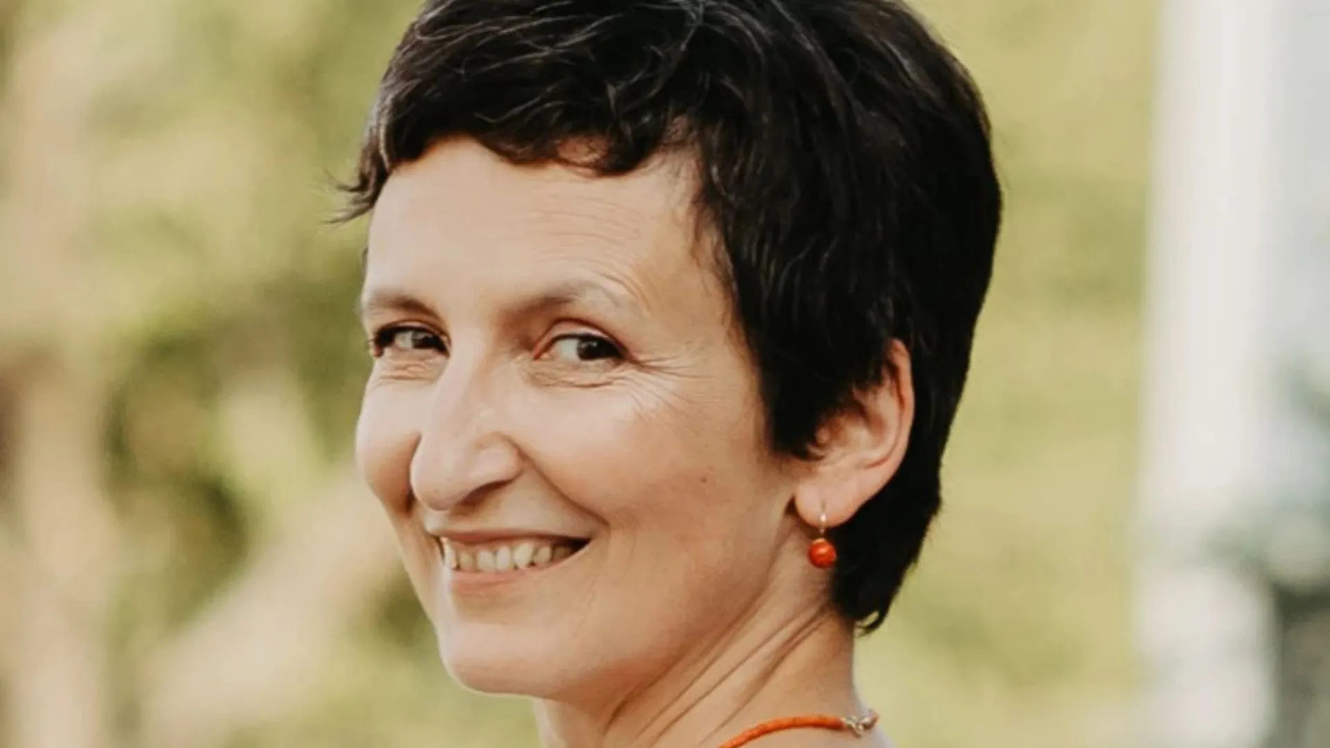 Featured image for Scientist's Self-Treatment with Lab-Grown Viruses Sparks Ethical Debate