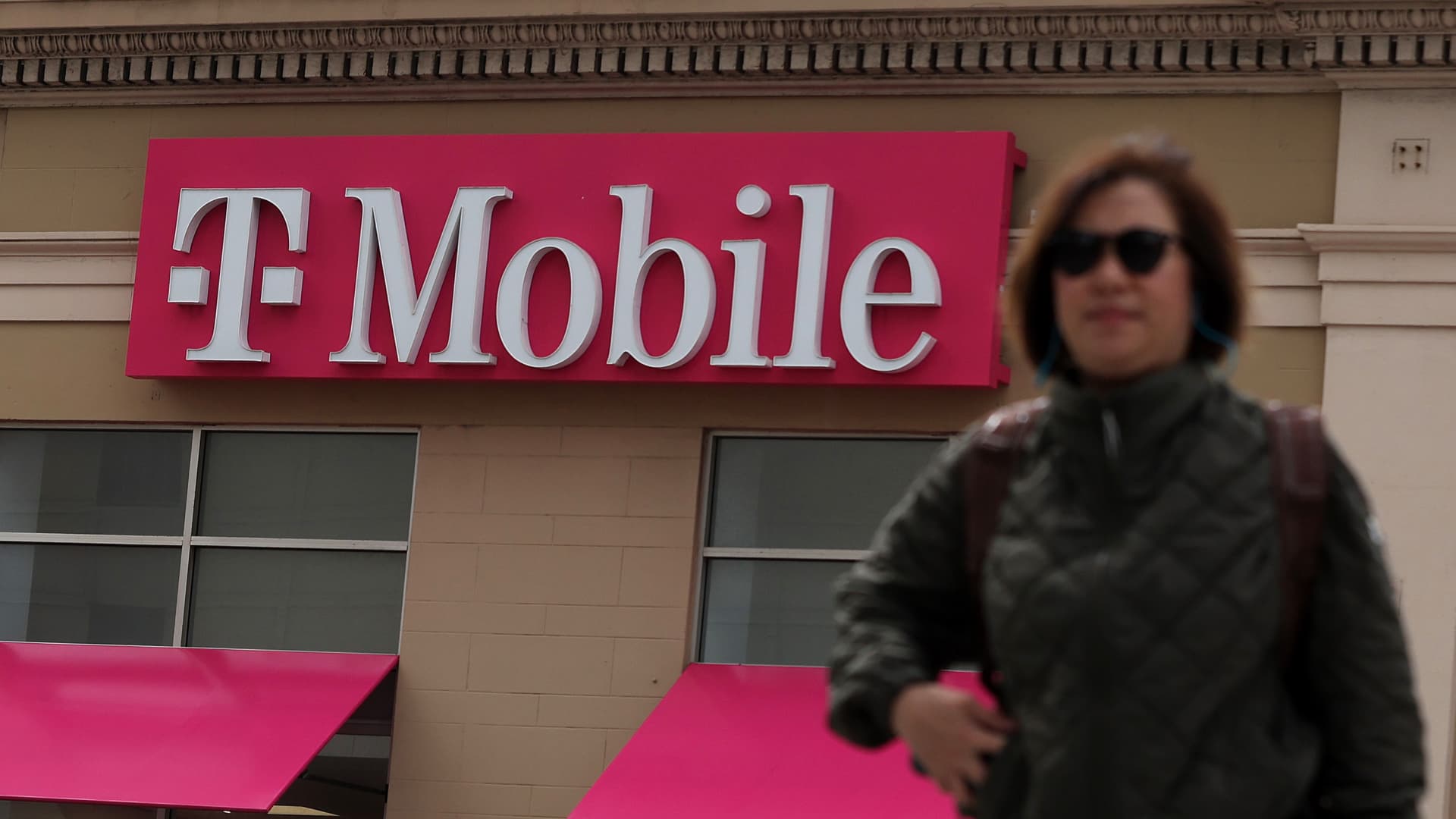 Featured image for Chinese Hackers Breach T-Mobile in Major Telecom Espionage