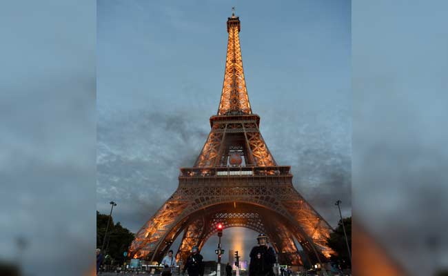 Intoxicated US Tourists Scale Eiffel Tower, Pass Out on Top