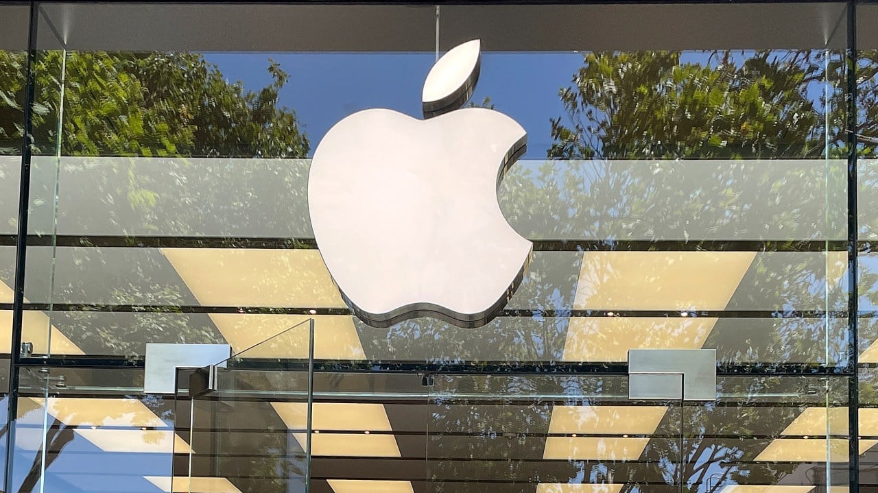 Featured image for "Arrests Made in Connection with Brazen iPhone Thefts at Emeryville Apple Store"