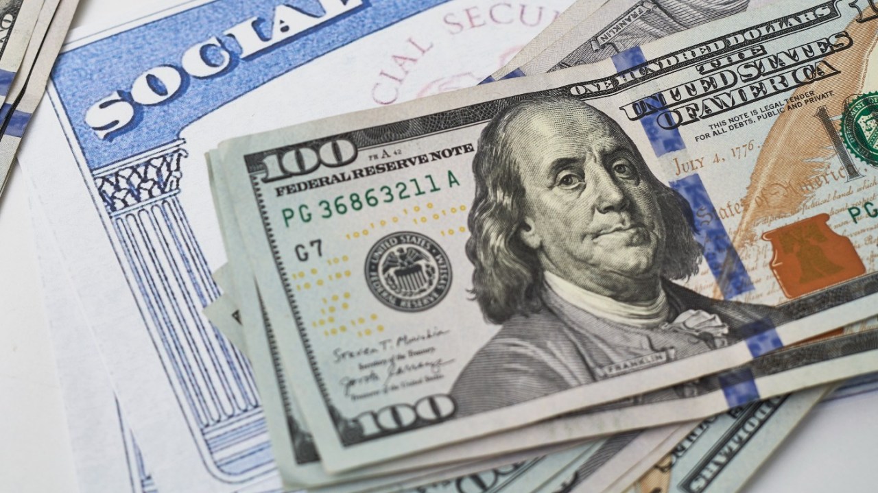 Majority of Americans Oppose Raising Retirement Age and Aim for $1 Million for Comfortable Retirement: Poll