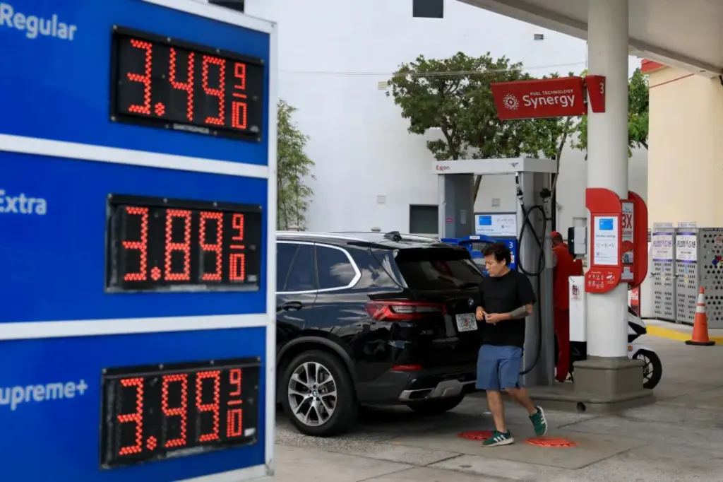 Featured image for Exxon Mobil warns of over $1B profit decline amid falling oil and gas prices