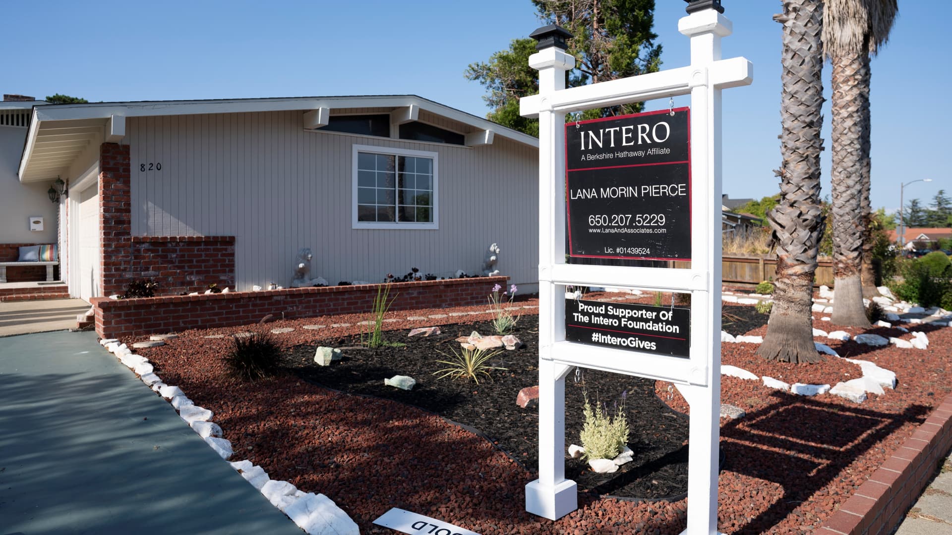 "Surging Economic Data Pushes Mortgage Rates Above 7%"