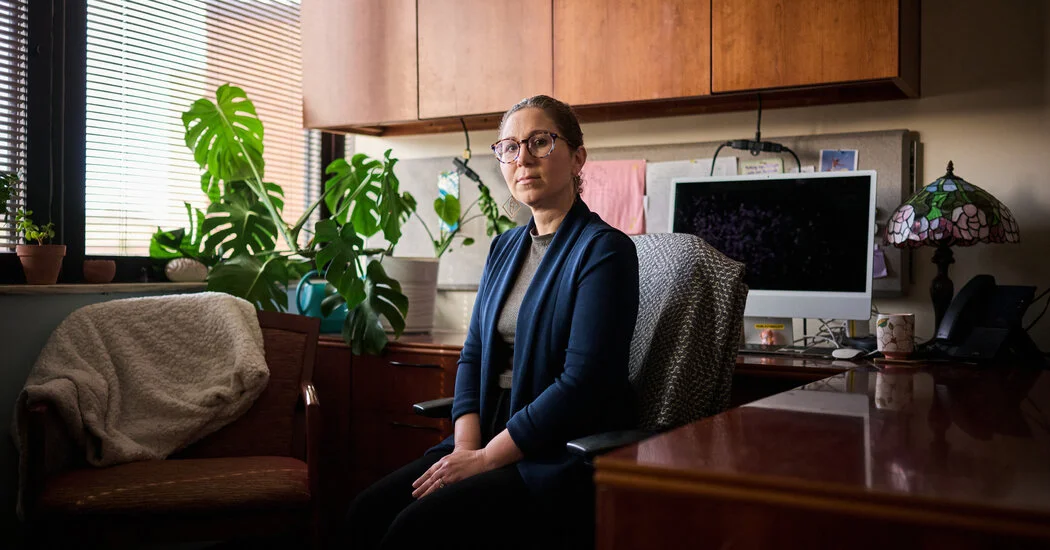 AI Chats, Distorted Realities: Therapists See Delusions Fueled by Chatbots