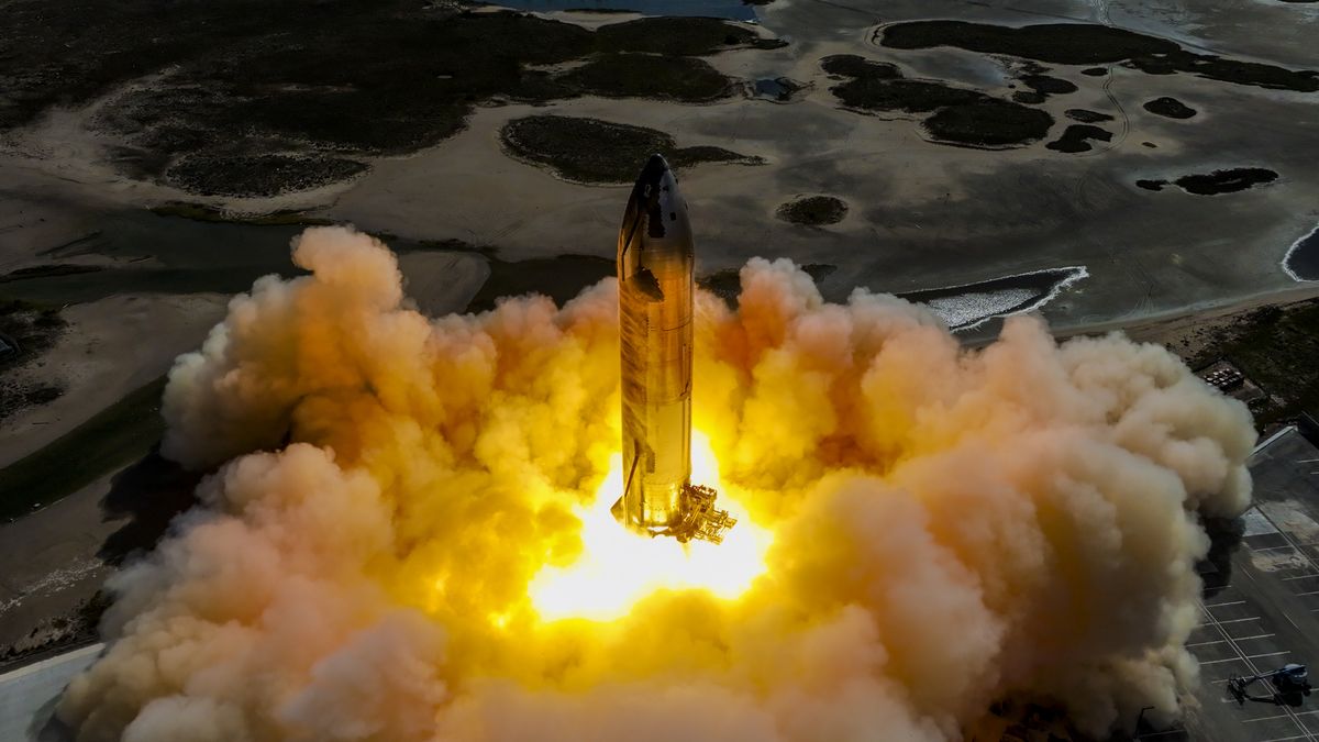 "SpaceX Aims for February Test Flight of Starship"