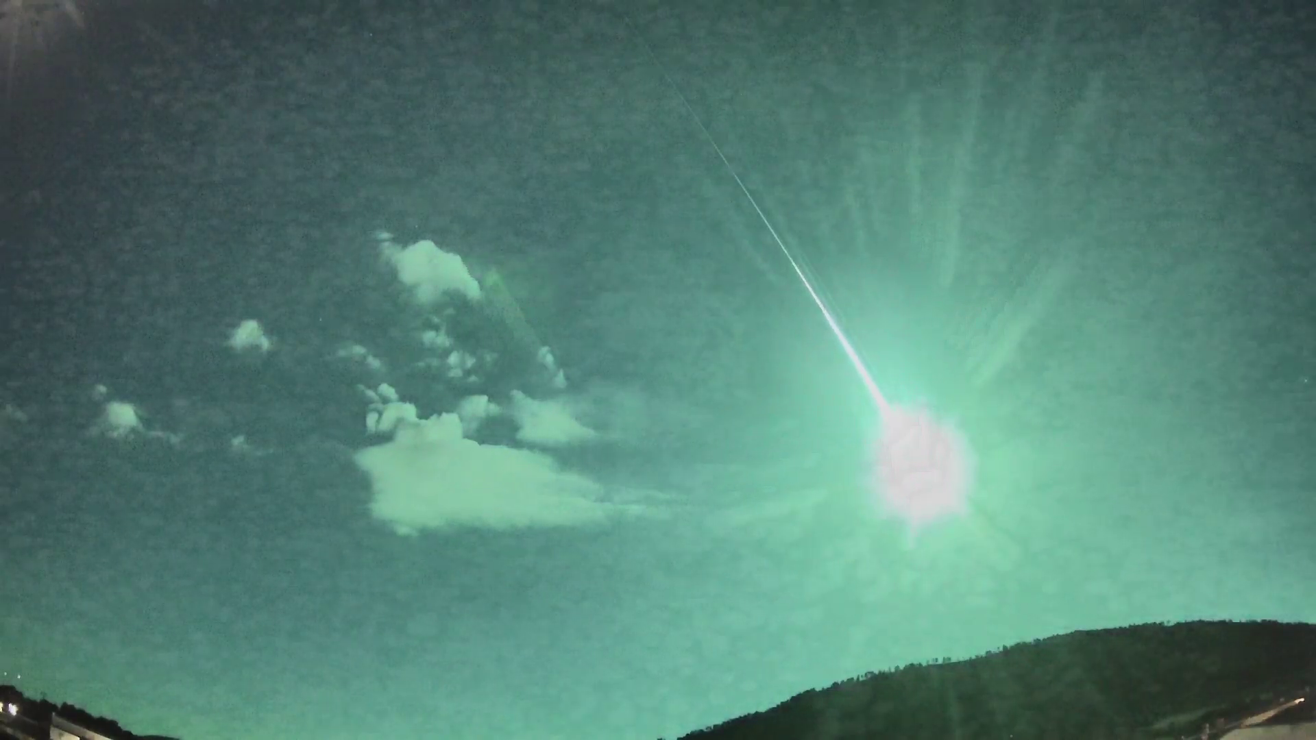 "Spectacular Meteor Fireball Illuminates Skies Over Spain"