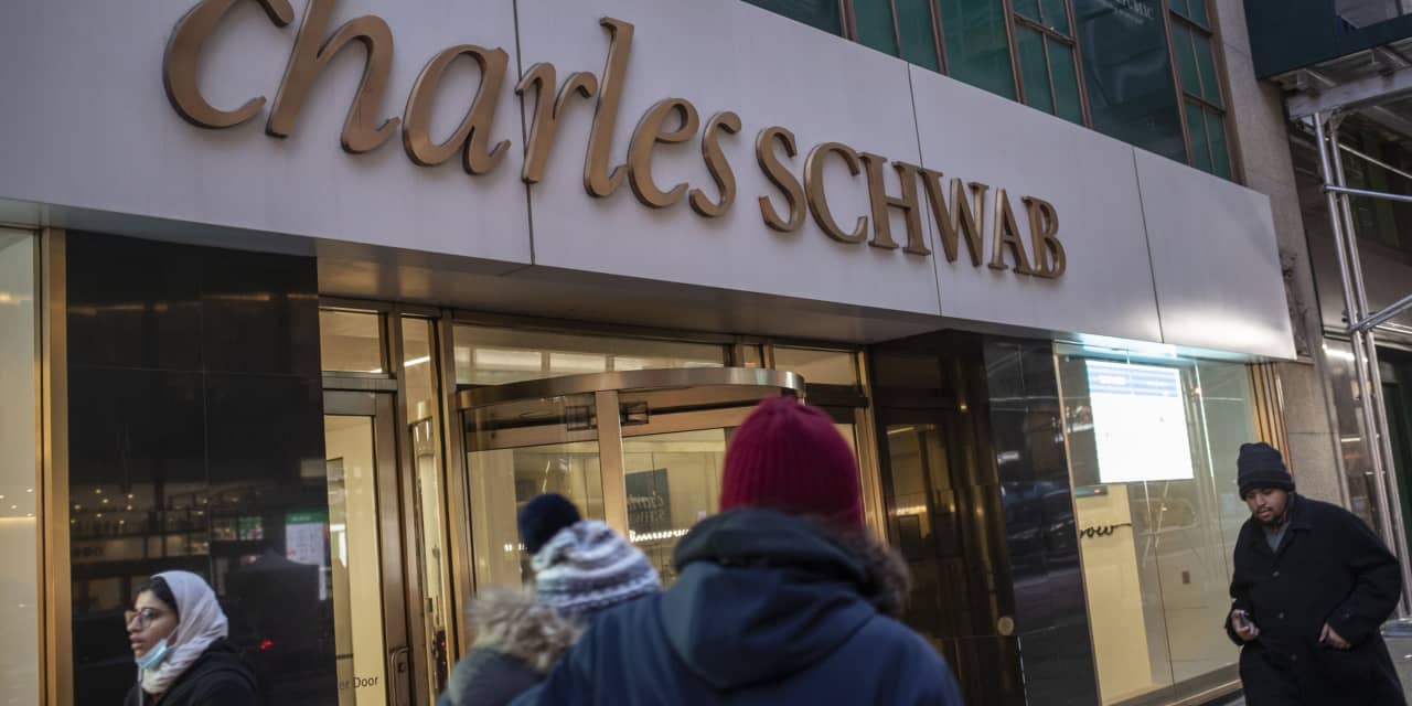 Charles Schwab's Business Thrives Despite Client Cash Concerns and Bank Turmoil