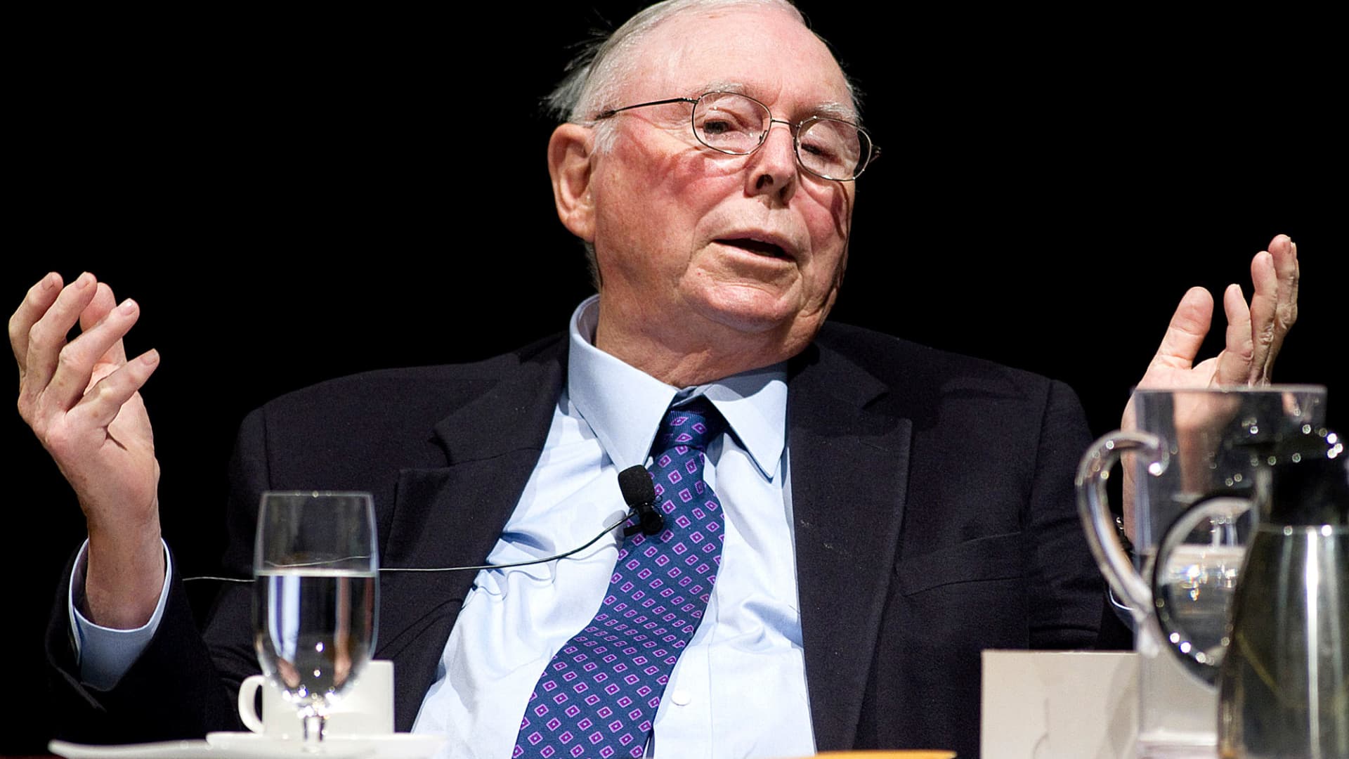 Warren Buffett's Mixed Views on Technology and Economy