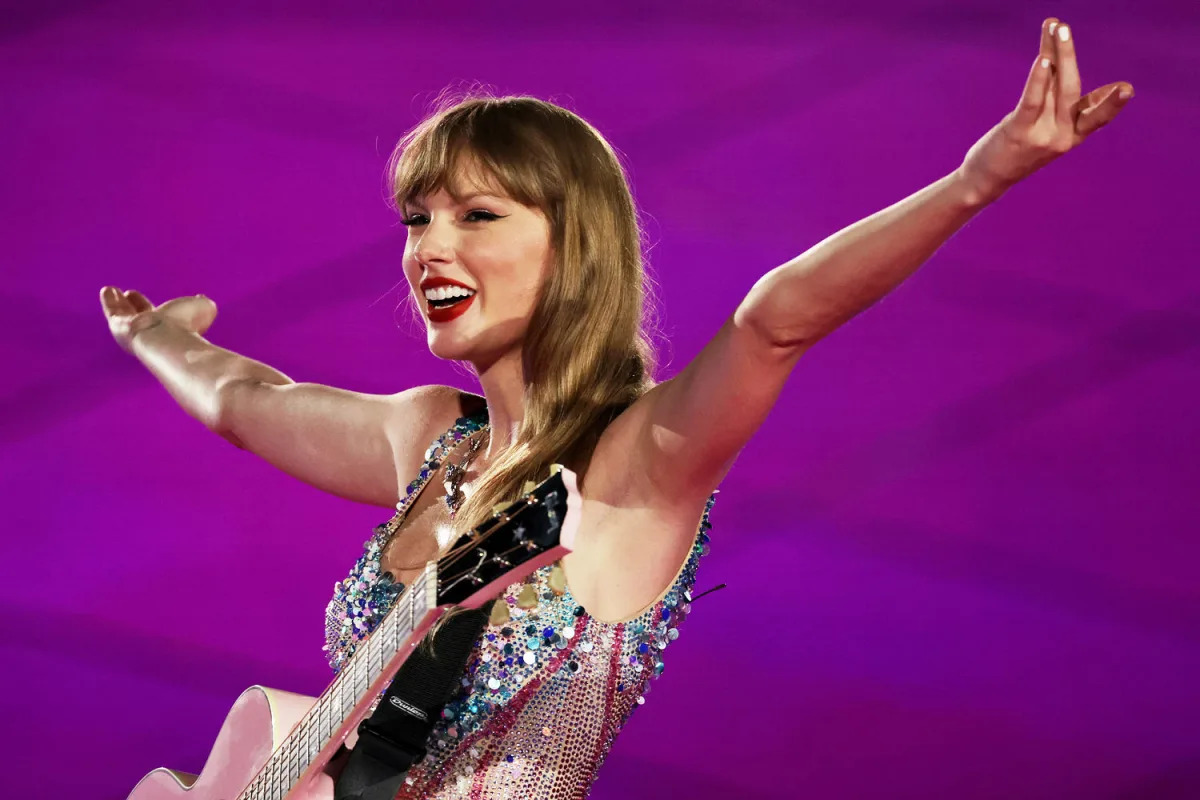 "Taylor Swift's Passionate Embrace with Travis Kelce Sparks Fan Frenzy in Singapore"