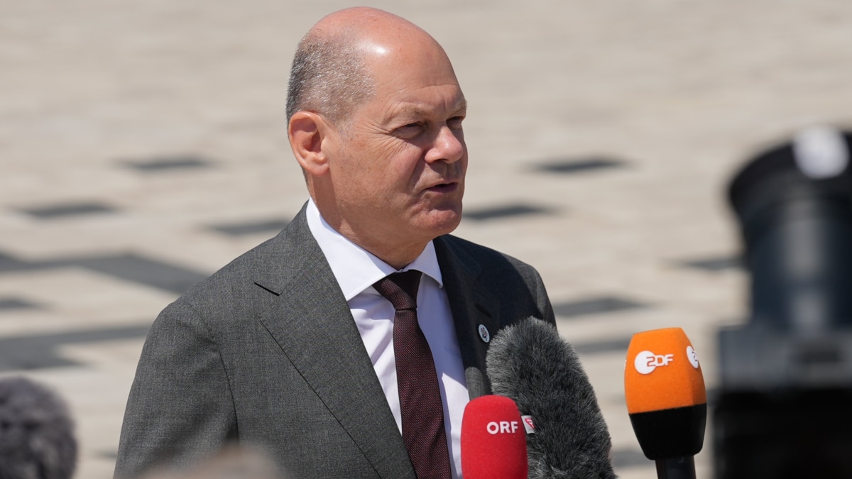 Scholz and Zelenskiy address Ukraine aid and Russian aggression amidst protests.