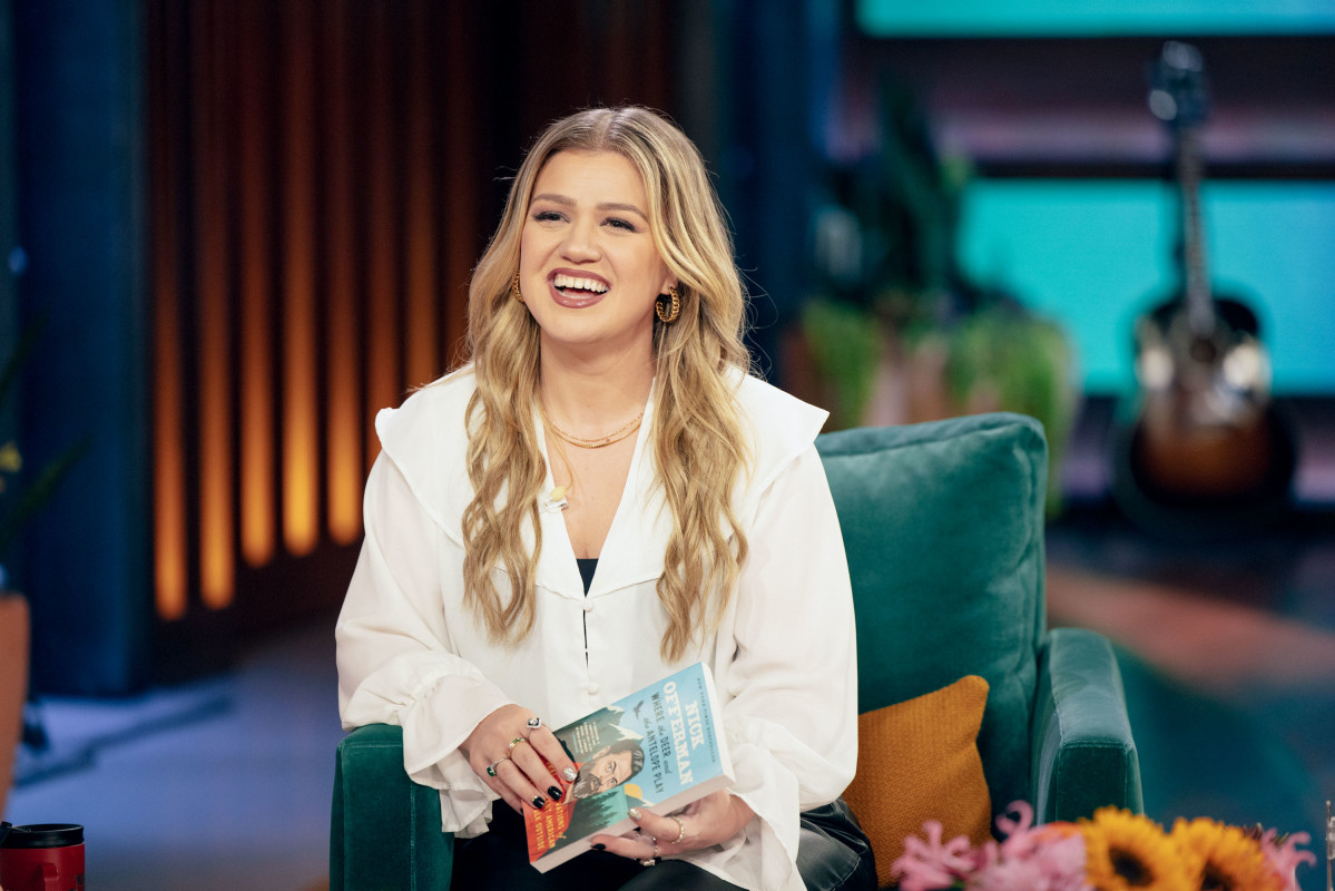 Kelly Clarkson's 'Revenge' Look Leaves Fans Speechless on 'The Tonight Show'