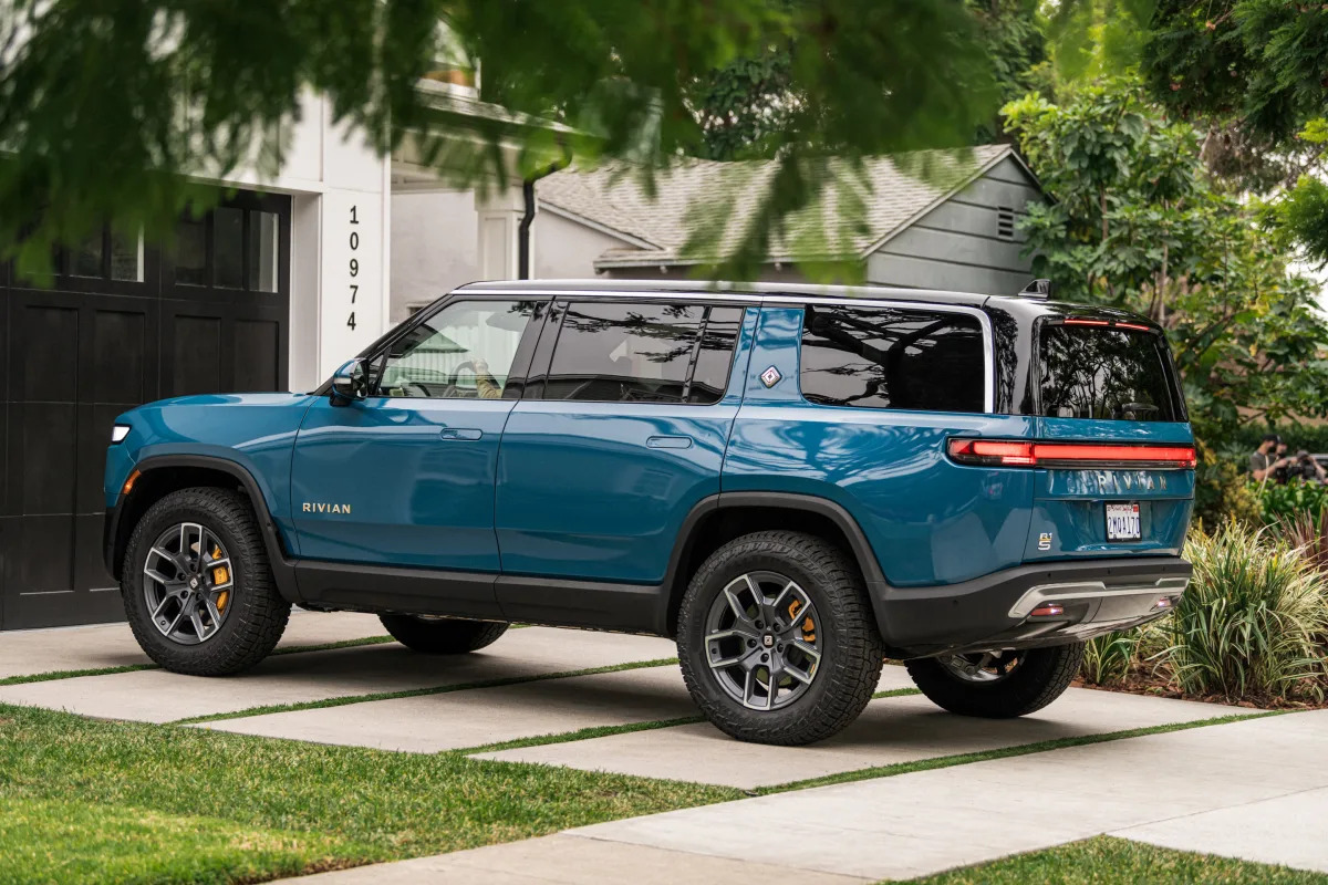 "Rivian and Lucid: Electric Vehicle Stocks Plummet to Record Lows"