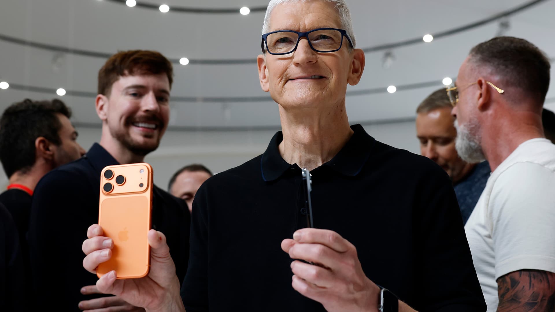 Apple removes ICE tracking apps amid government pressure