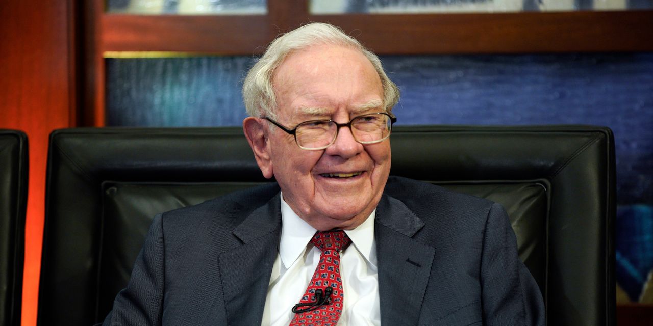 Featured image for Warren Buffett's Japan Investment Leads to 33-Year High for Stocks.