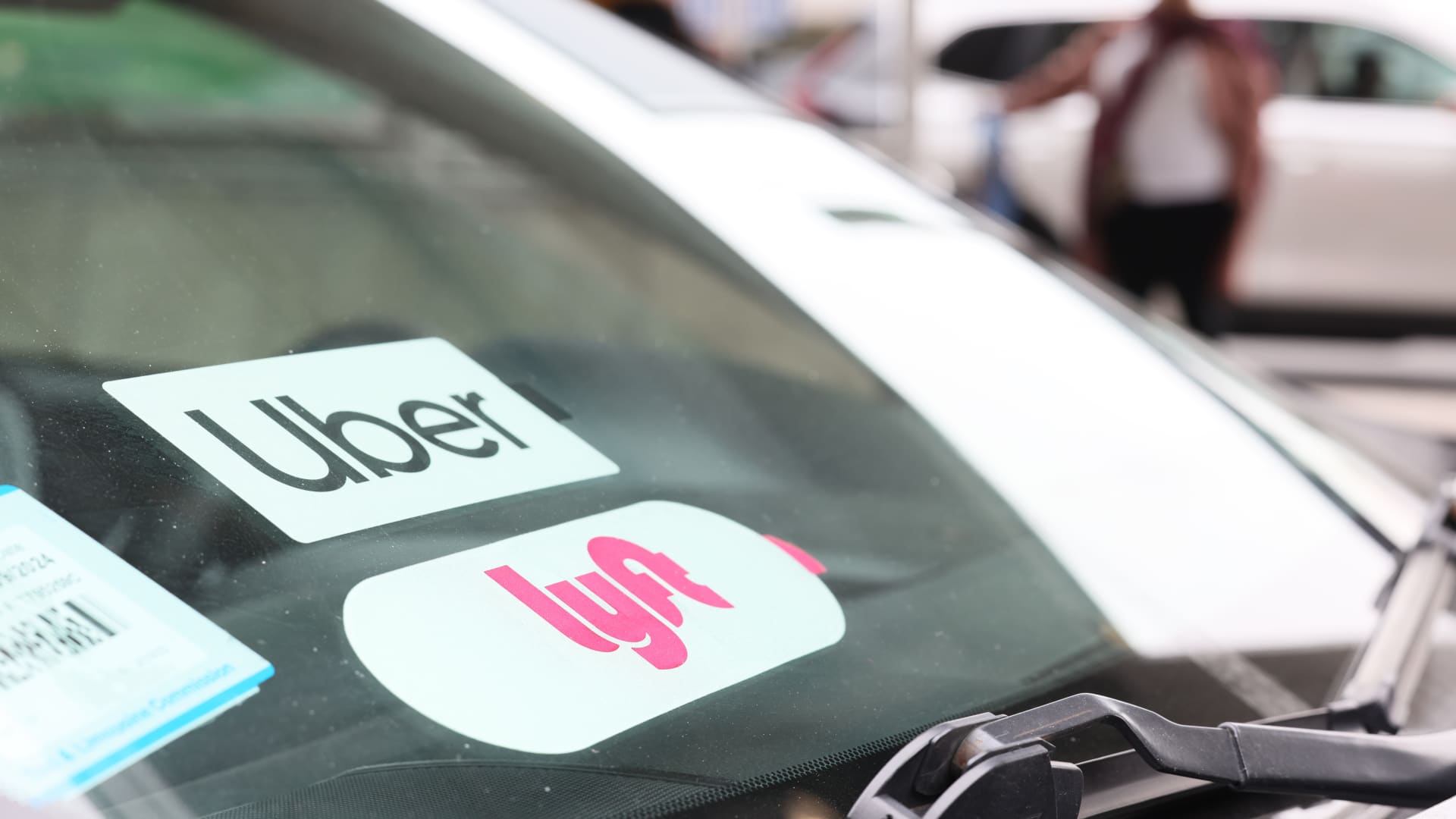 Lyft's Q1 earnings beat expectations, but weak guidance causes stock to plummet.