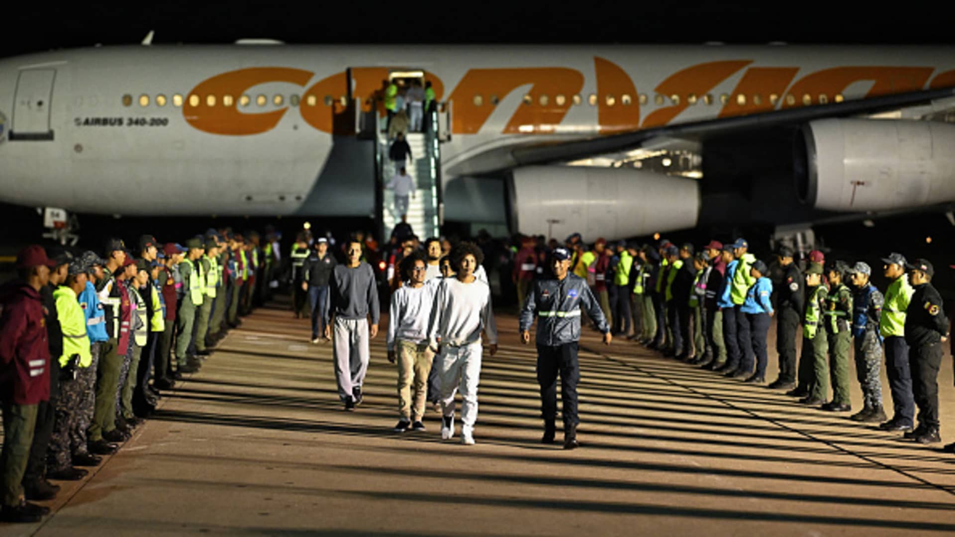 Featured image for Supreme Court Temporarily Permits Trump to End Migrant Protections for 500,000 Immigrants