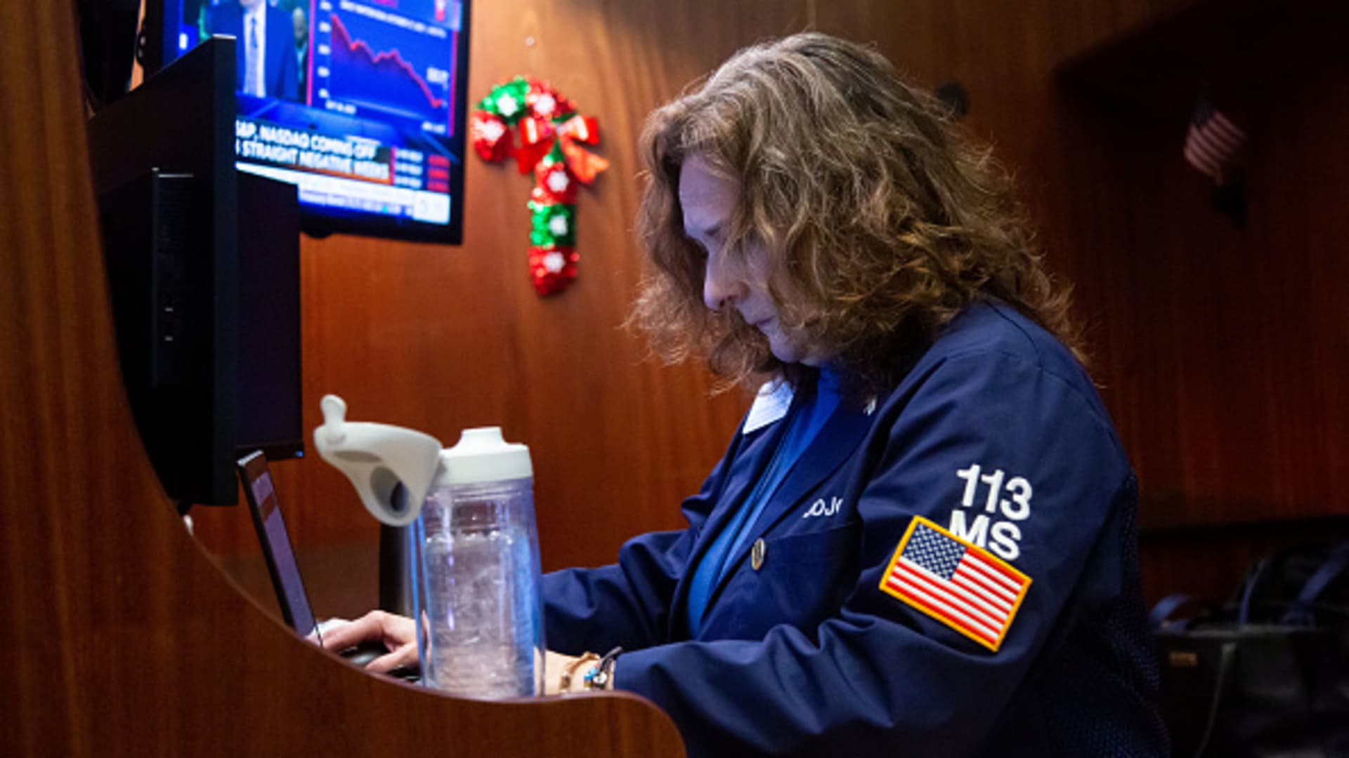 Featured image for "US Stock Futures and Dow Jones Drop as Tech Weakness Drives Market Lower"