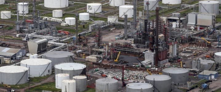Oil Market Faces Mixed Signals as Supply and Demand Factors Clash