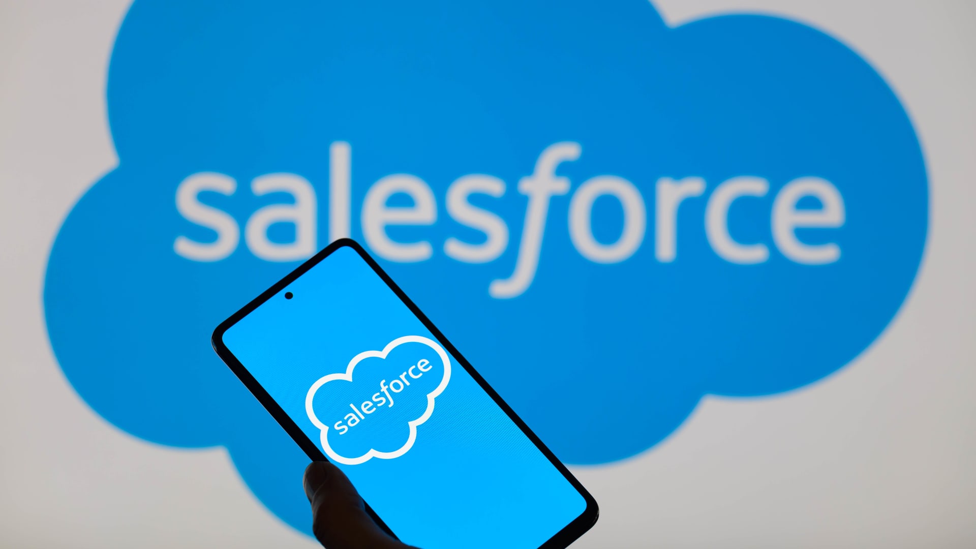 Featured image for Salesforce Boosts Outlook Amid Mixed Earnings and AI Optimism
