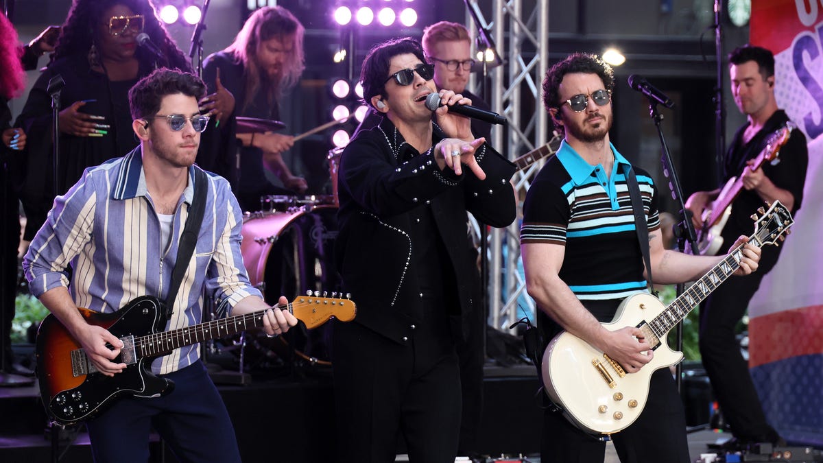 "Jonas Brothers Announce Additional Tour Dates and Ticket Information"