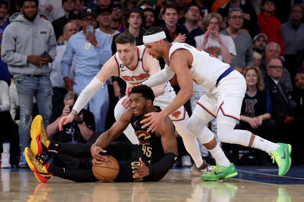 "Knicks Dominate Cavaliers in Game 4 Victory"