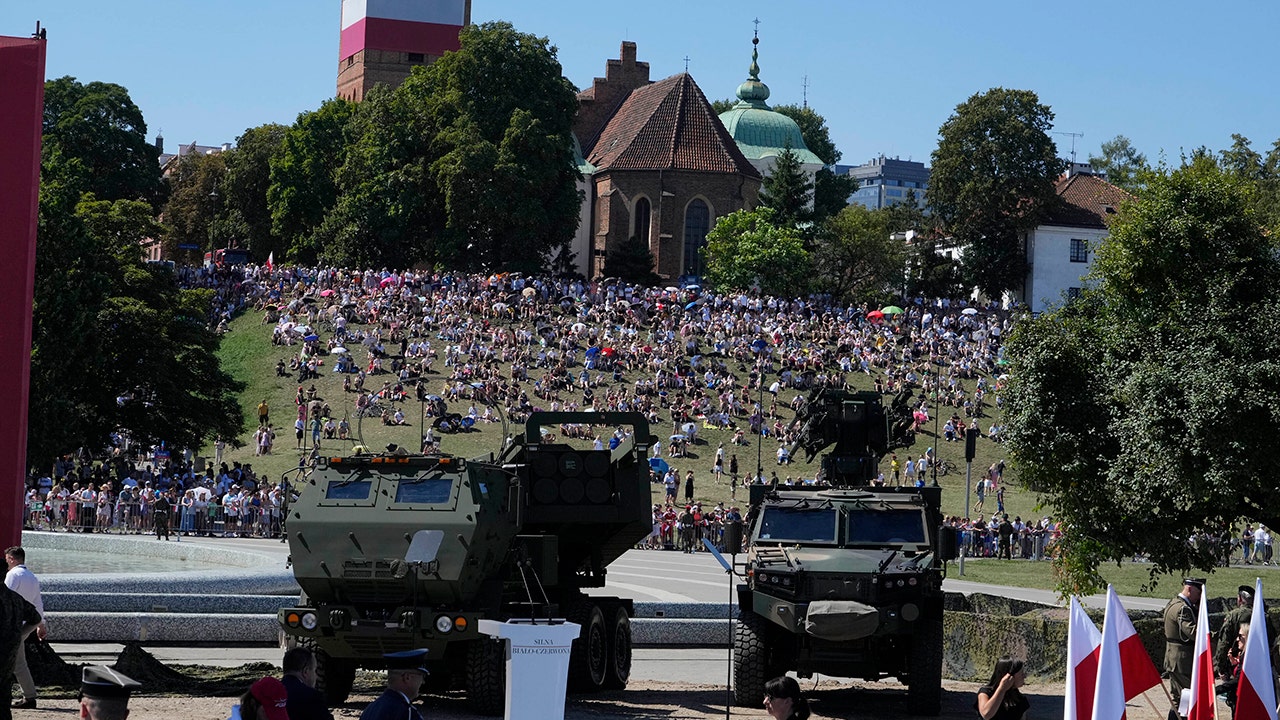 "Poland's Military Parade Highlights Advanced Weapons Amid Ongoing Ukraine Conflict"