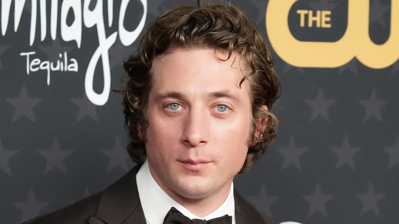 "Jeremy Allen White's PDA Moments: From Estranged Wife to Model"