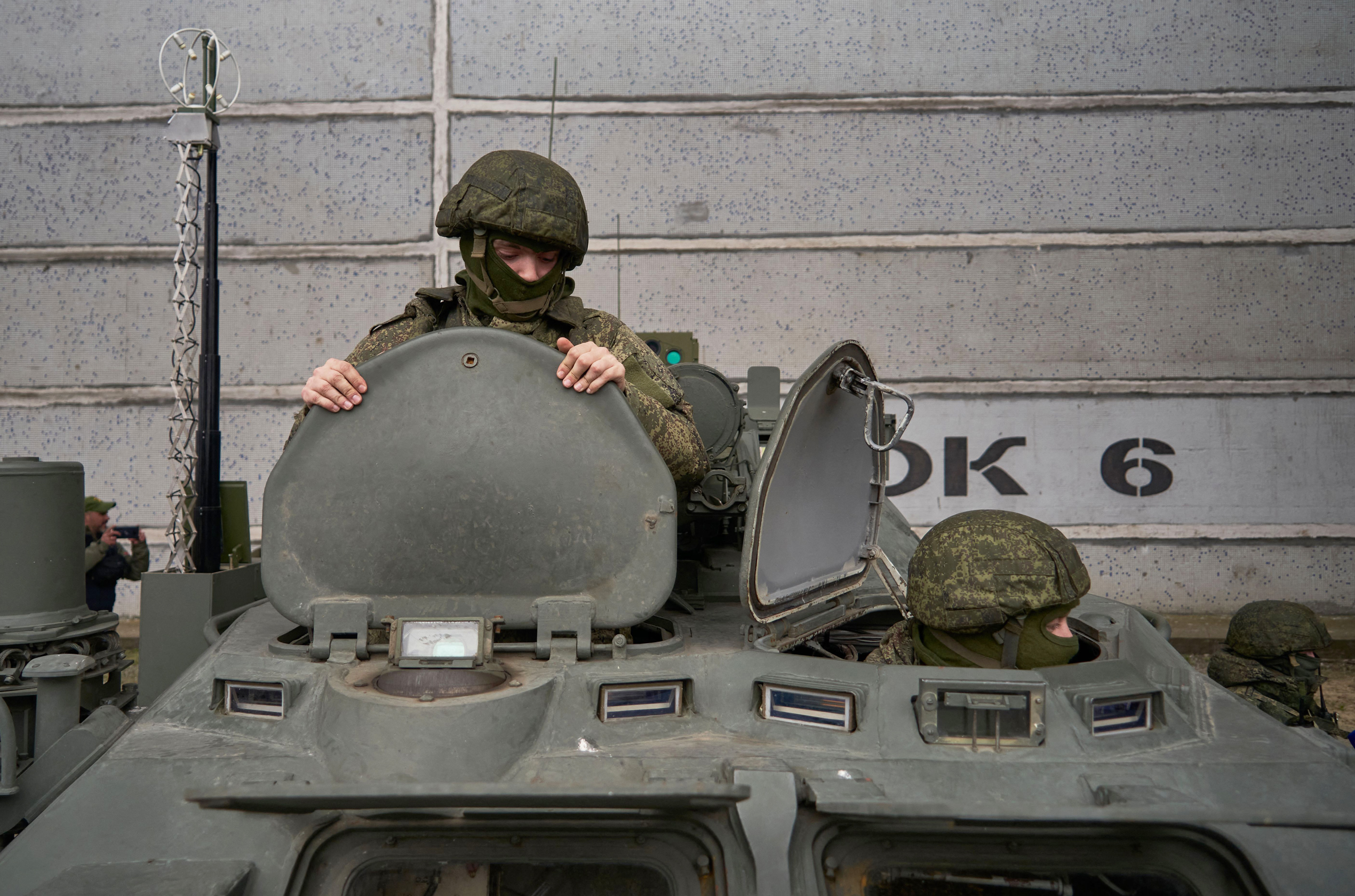 Russian Forces Surrendering Quickly to Ukraine, Offering Armored Vehicles and Equipment