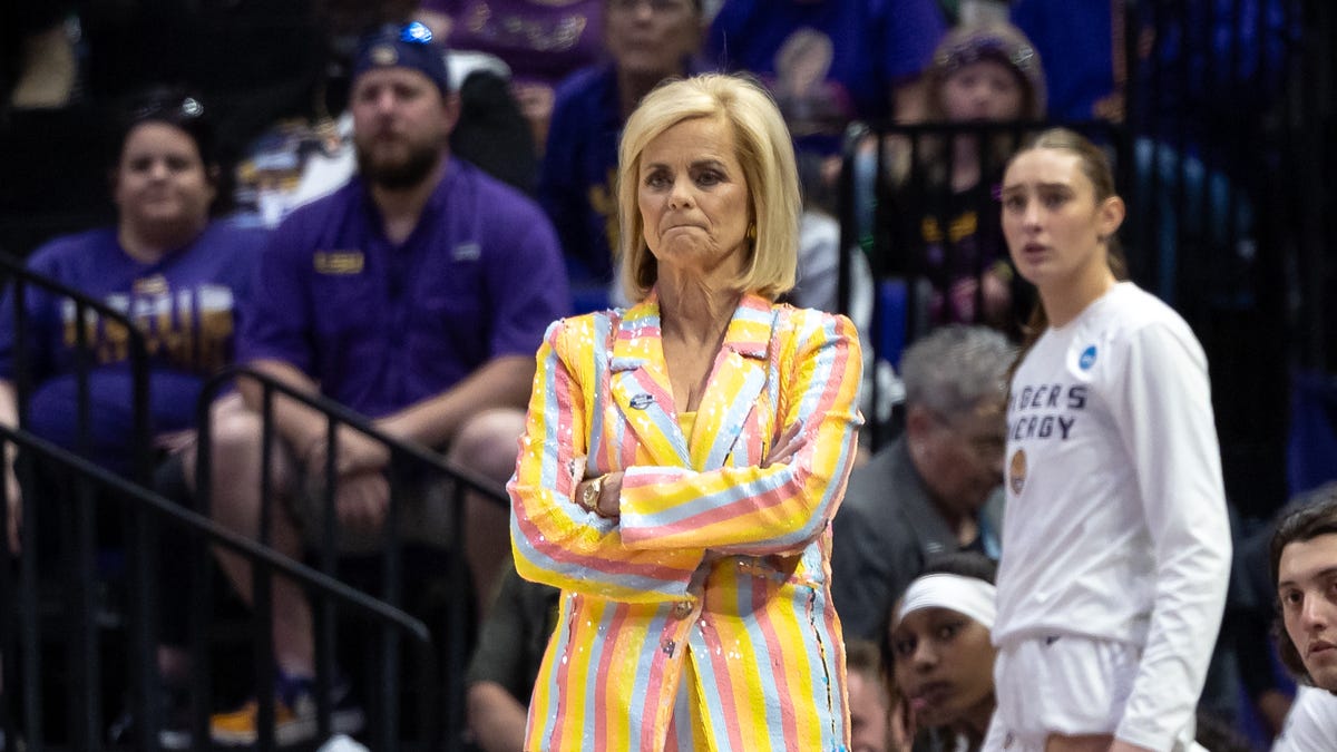 Featured image for "LA Times Reporter Apologizes for Sexist Column About LSU Players"