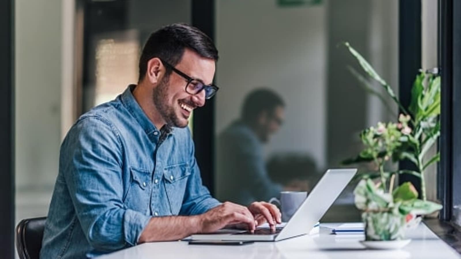 Featured image for Revolutionize Your Workday with These Productivity Apps.