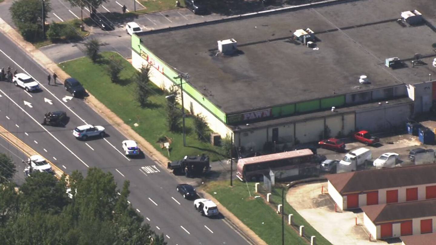 Featured image for Armed Suspect Holds Pawn Shop Hostage, SWAT Negotiations Ongoing