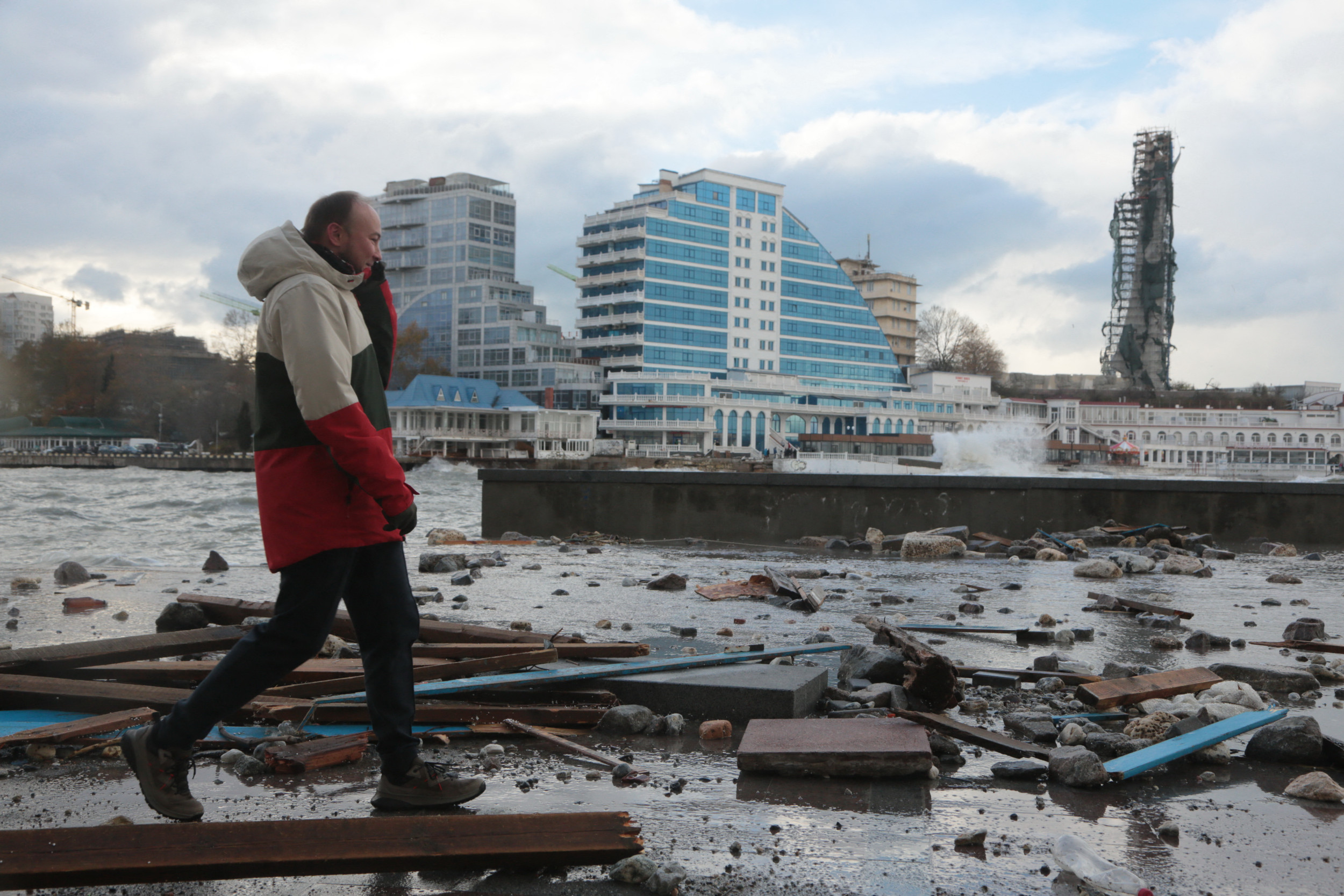 "Explosions and Retaliatory Strikes Escalate Tensions in Crimea"