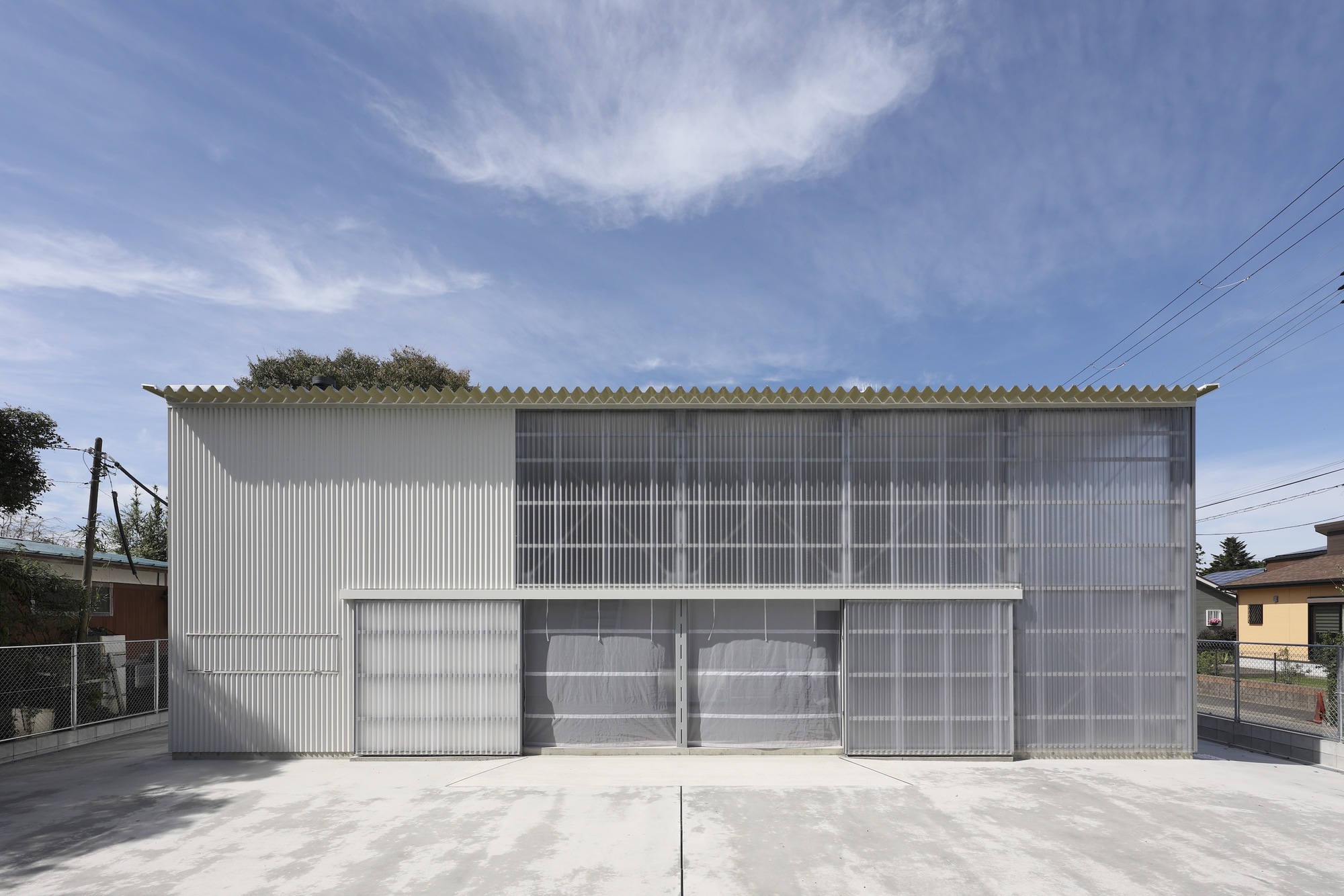 "Transforming Warehouses into Luxurious Villas: The Innovative Design by Arii Irie Architects"