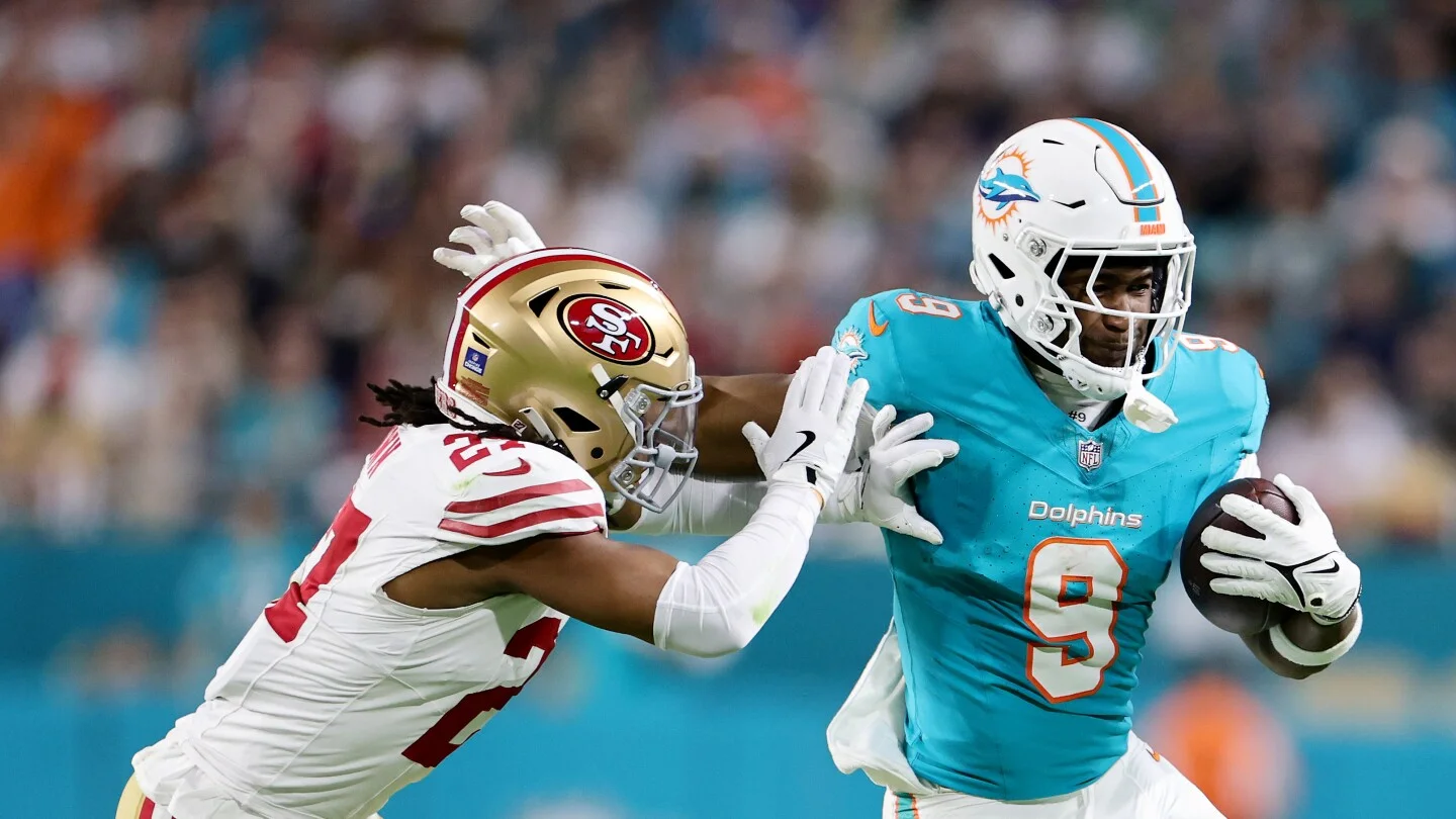 Steelers and Dolphins Continue Negotiations Over Jonnu Smith Trade