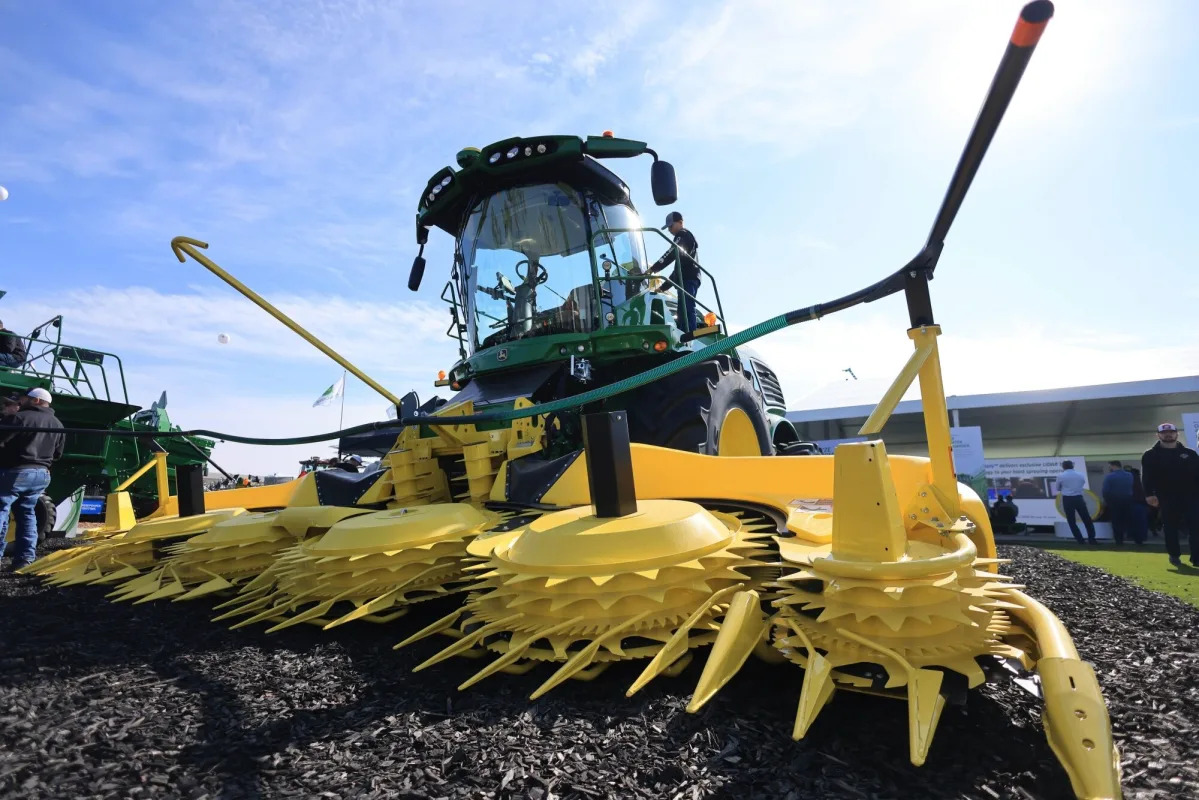 Featured image for Deere's Profit Outlook and Stock Slide Amid Crop Slump