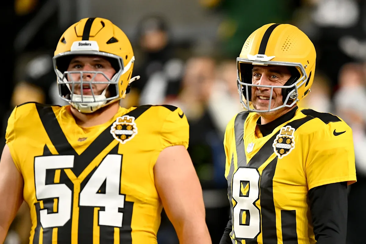 Featured image for Aaron Rodgers Spoils Steelers' O-Line with Luxurious Christmas Gifts