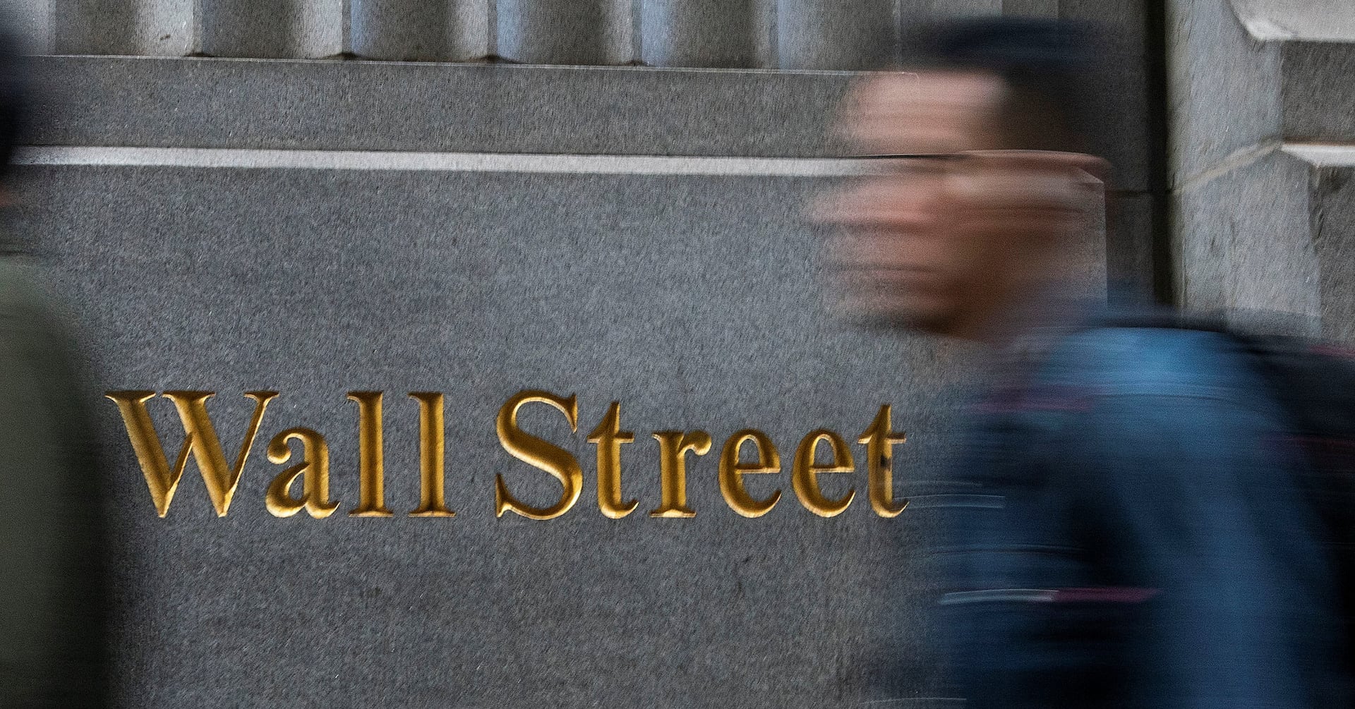 "Wall St's Rough Streak Continues: Dow Drops 500 Points Ahead of Jobs Report"