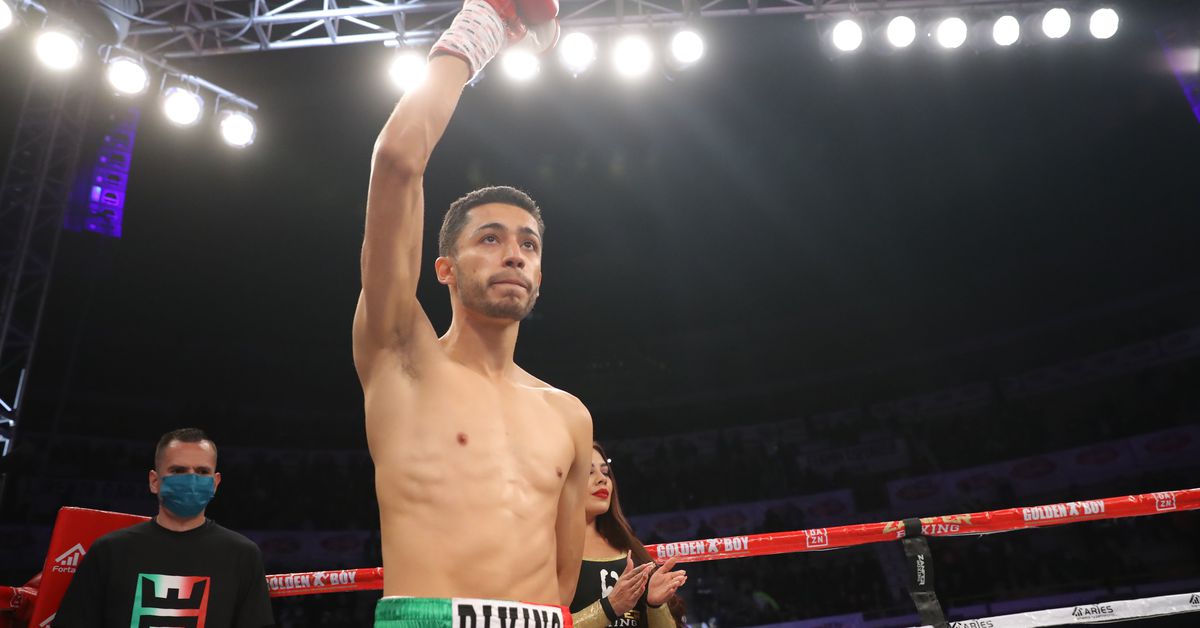 Featured image for "Underdog Rafael Espinoza stuns Robeisy Ramirez to claim WBO feather title"