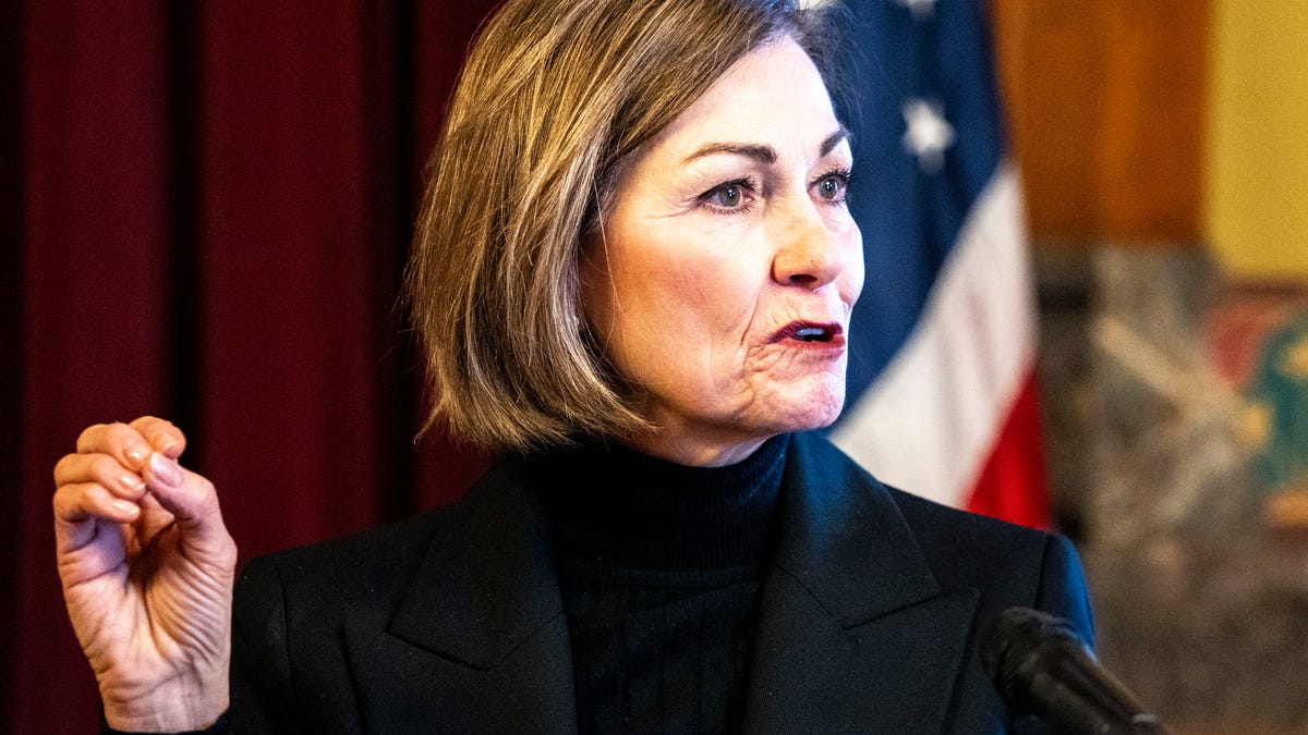 Featured image for "Iowa Governor Signs Law Allowing Police to Arrest Undocumented Immigrants"