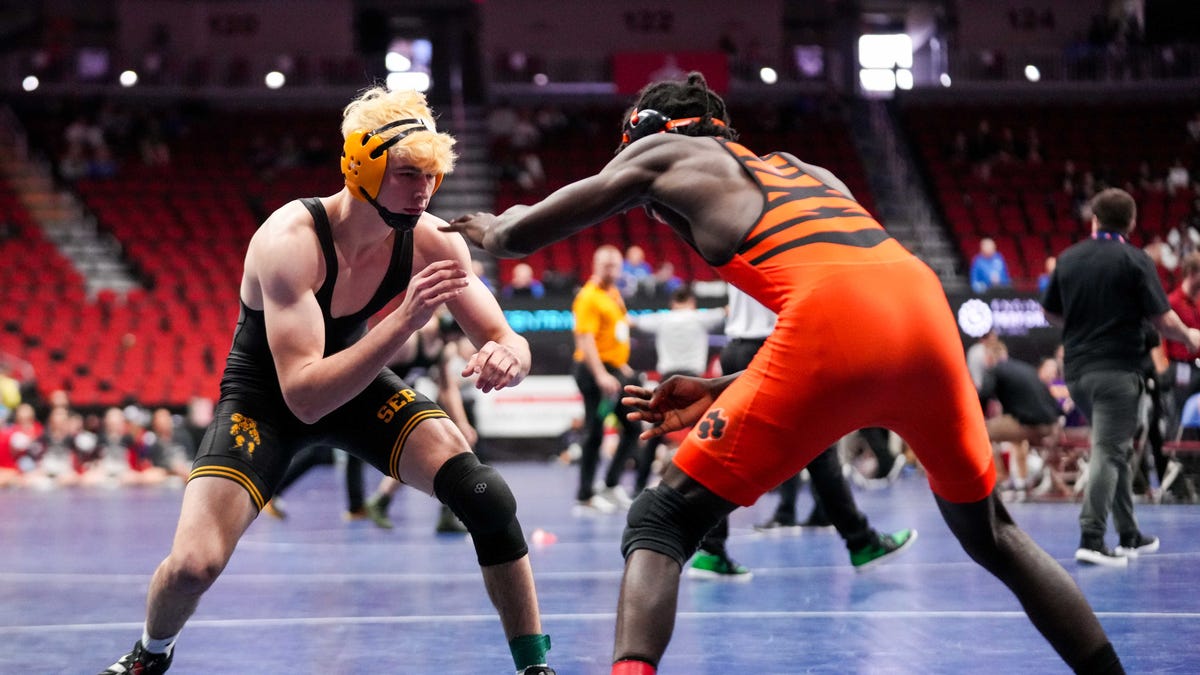 Featured image for "Iowa High School State Wrestling Tournament: Day 1 Highlights and Traffic Impact"