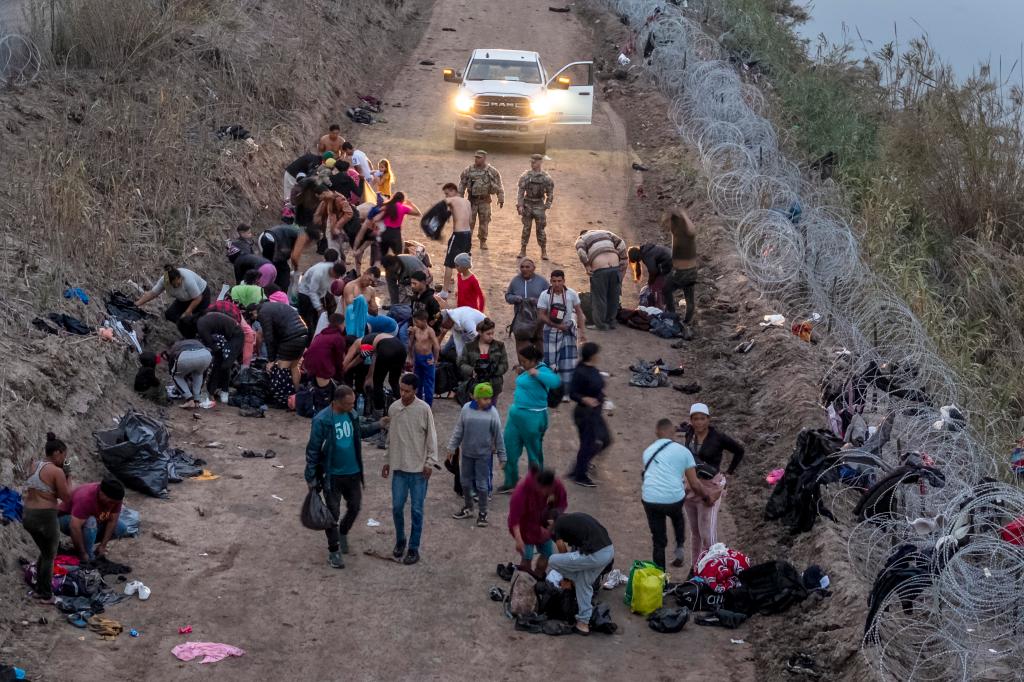 Texas Sends Migrants by Private Plane to Chicago, Sparking Controversy
