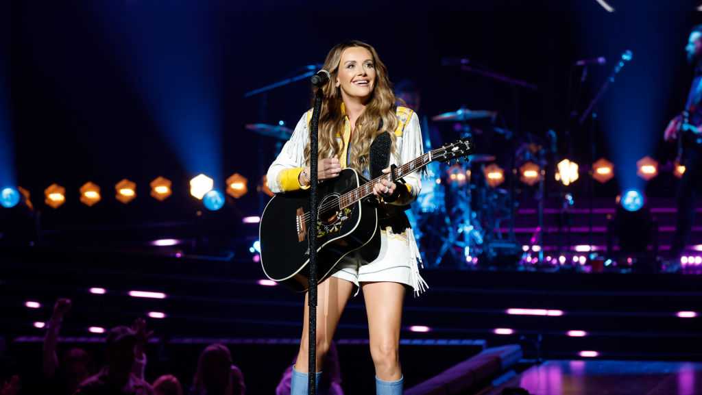 Featured image for Carly Pearce Adjusts Tour Due to Heart Condition Diagnosis