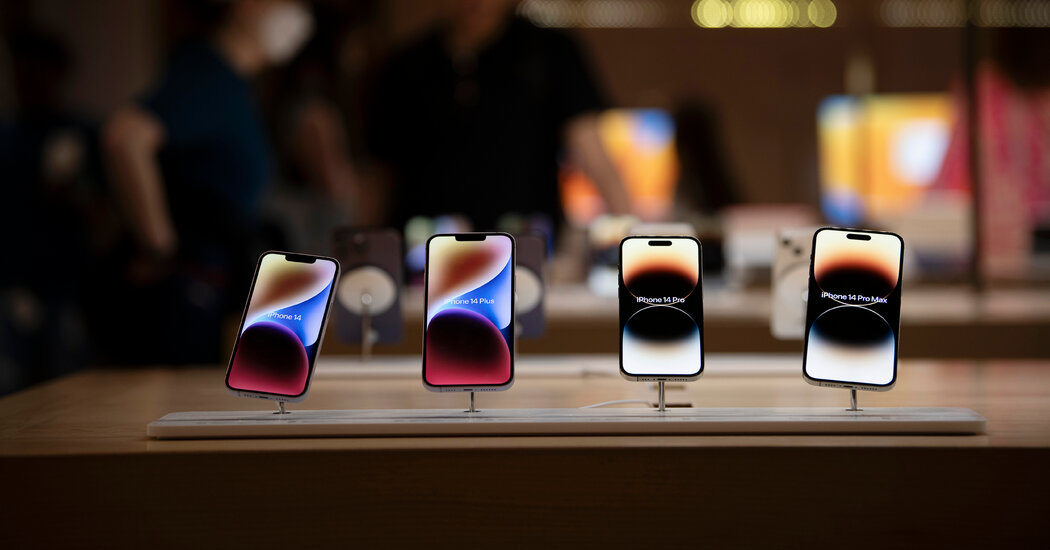 Featured image for "U.S. Prepares Major Antitrust Lawsuit Against Apple Amid Mixed Financial Forecasts"